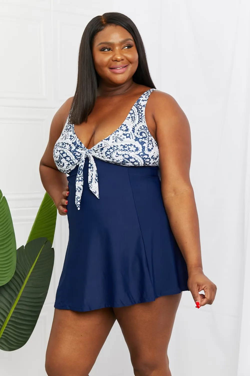 Marina West Swim Plus Size Sail With Me Badekleid mit V-Ausschnitt in Paisley-Marineblau