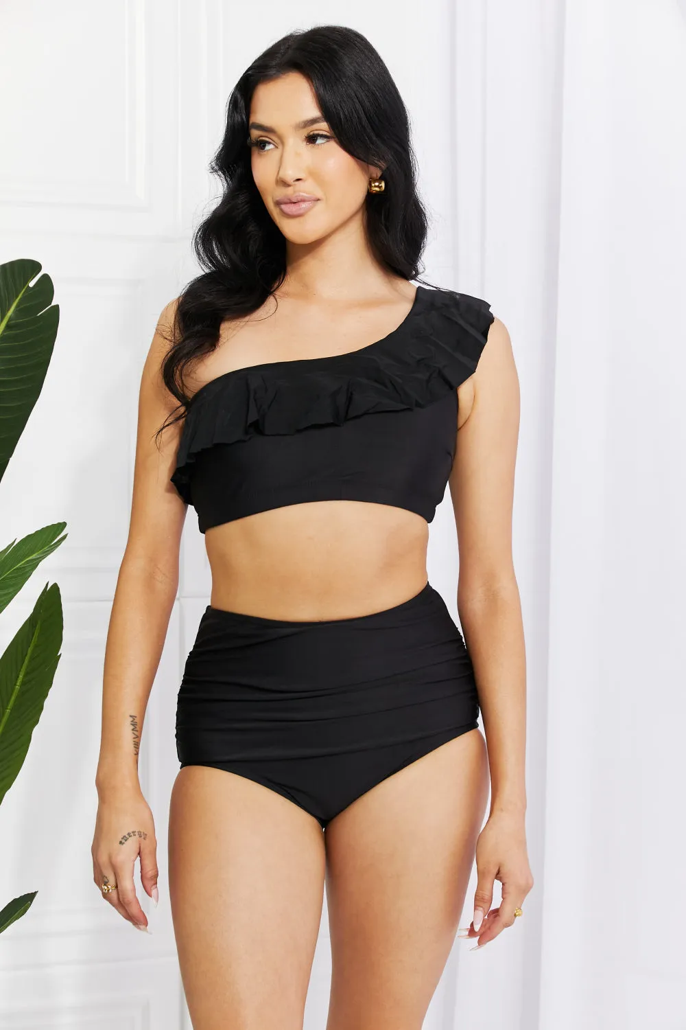 Marina West Swim Seaside Romance Rüschen-One-Shoulder-Bikini in Schwarz